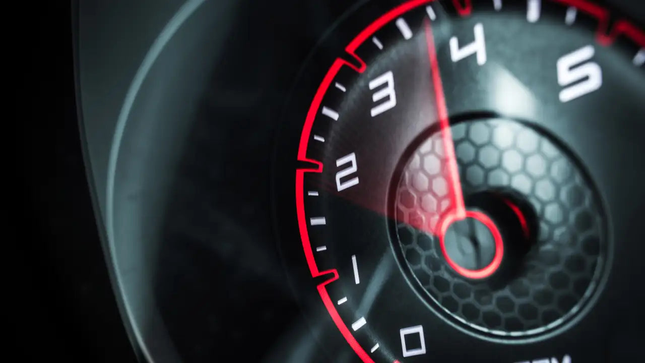¿Qué causa los problemas de aceleración en un automóvil?